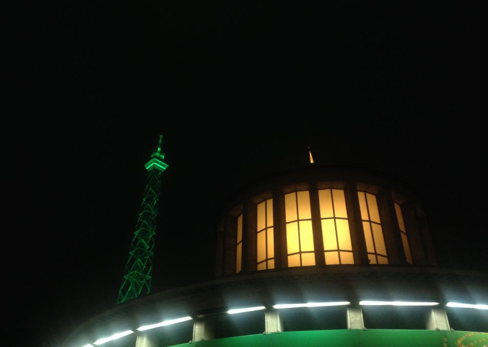 Bild: Der Funkturm am Messegelände mit grüner Beleuchtung